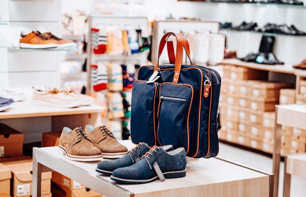 Kabelky a boty v prodejně Baťa v Central Kladno