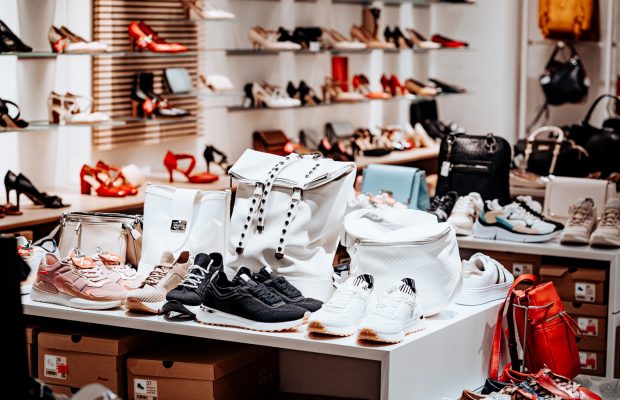 Dámské a pánské boty v prodejně Baťa v Central Kladno