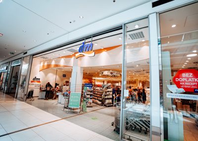 Prodejna dm drogerie se nachází v Central Kladno v přízemí.