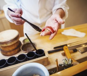 Příprava sushi v kuchyni