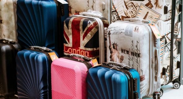 Velký výběr skořepinových cestovních kufrů
