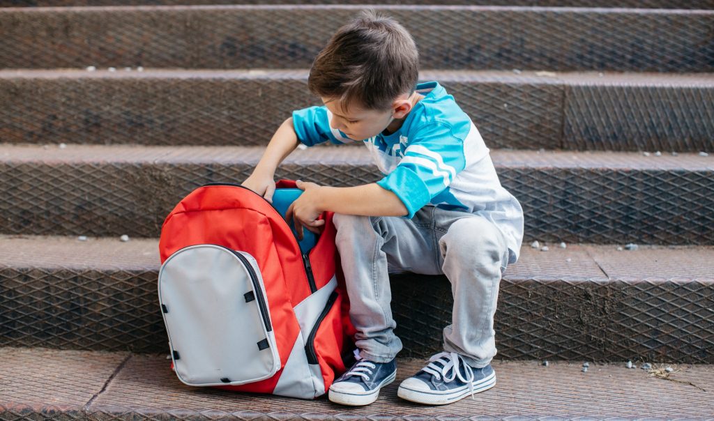 Dítě s batohem do školy