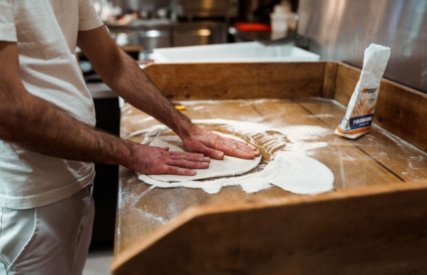 Pizzař v Joseph Pizza v nákupním centru Central Kladno