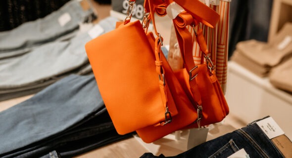 Oranžová kabelka z obchodu C&A v Central Kladno