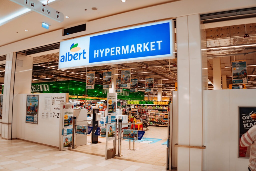 Vstup do Hypermarketu Albert.