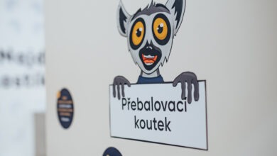 Nový štítek na přebalovacím koutku v Central Kladno